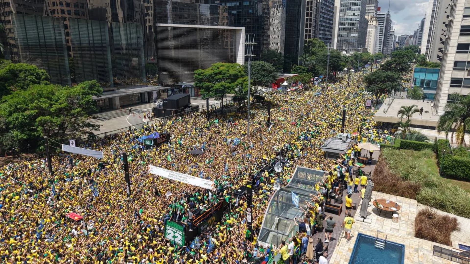 Atualização: Flávio Bolsonaro diz que vai “poupar a voz” para debate