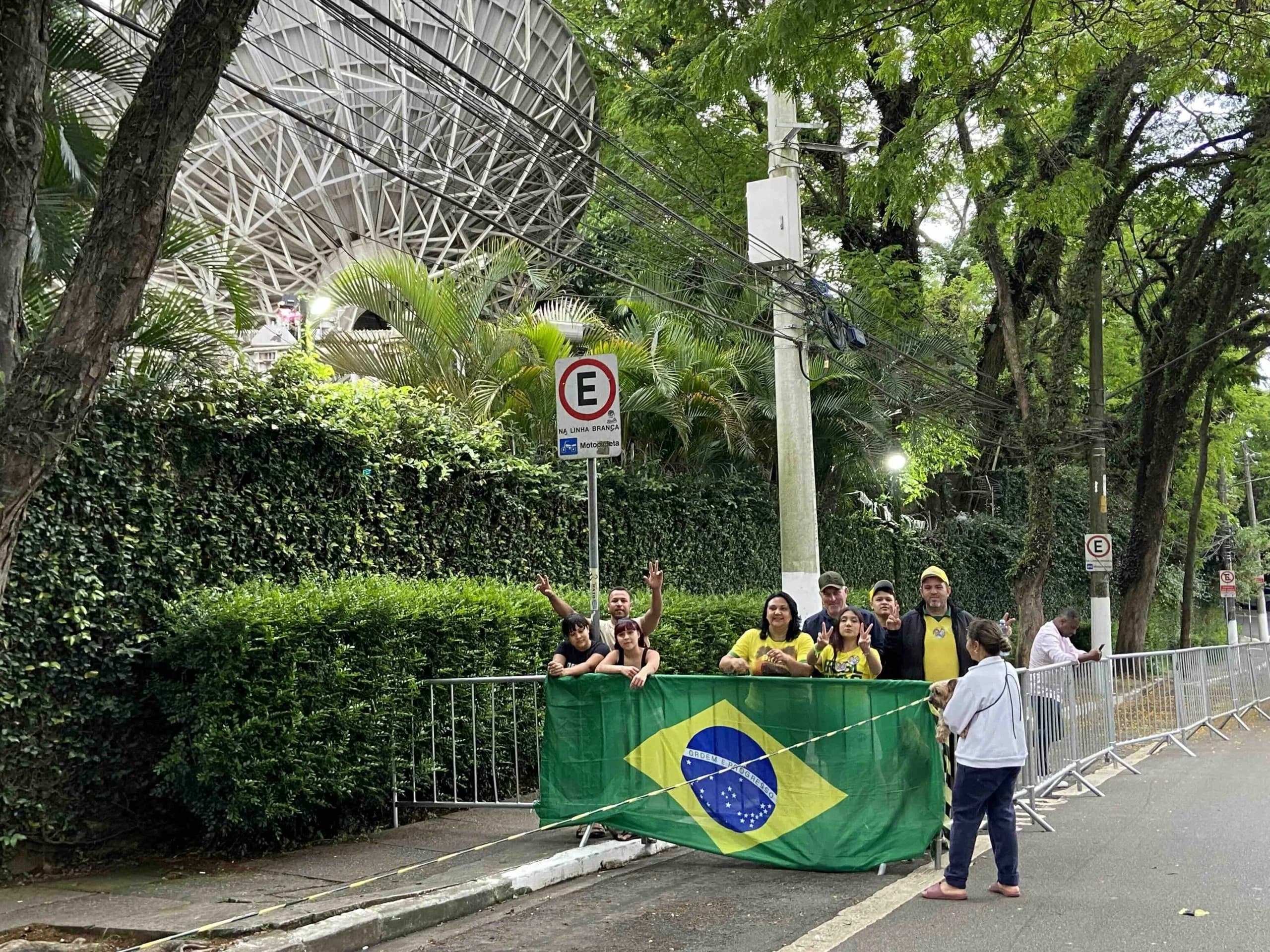 Atualização: “Band” instala grades para separar apoiadores de Lula e Flávio