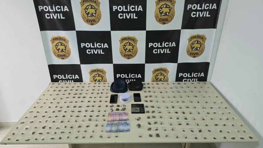Polícia faz ação em condomínio e encaminha à delegacia dois por tráfico de drogas na Grande Natal