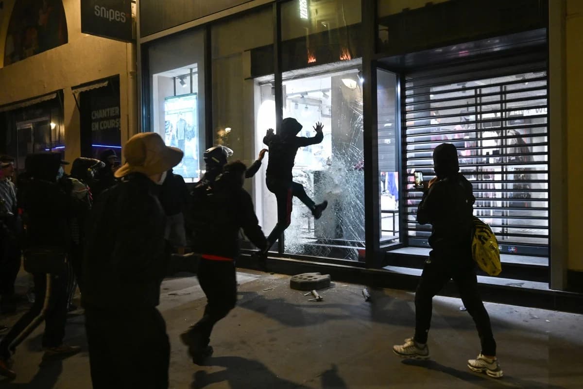 Panorama: Sob pressão, Macron admite ‘falhas’ na gestão policial dos distúrbios na França