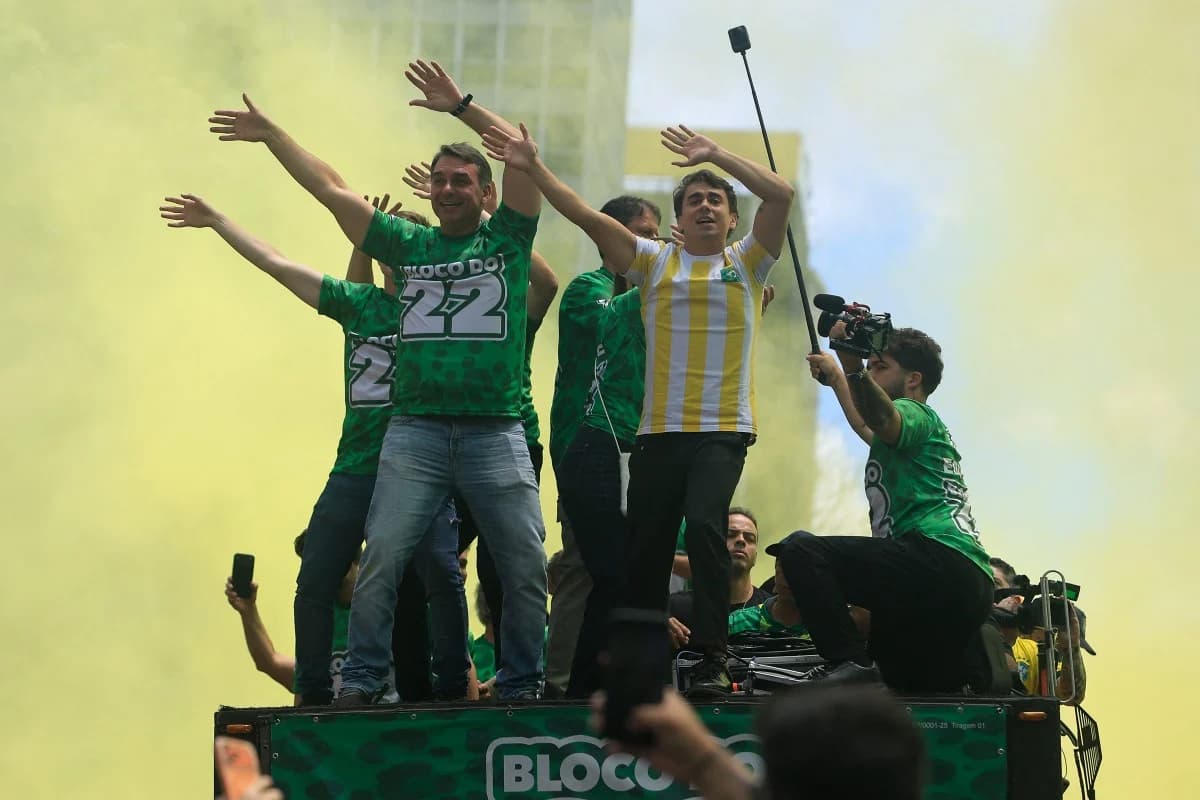 Em destaque: Flávio promete receber faixa presidencial das mãos de Bolsonaro em ato na Paulista