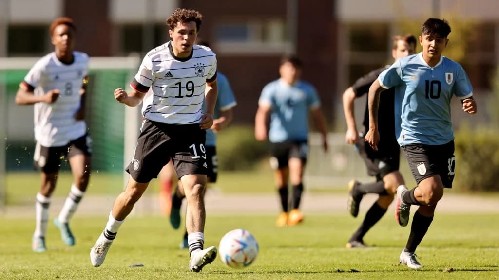Panorama: Botafogo negocia contratação de Peralta, jovem uruguaio que atua no Danubio